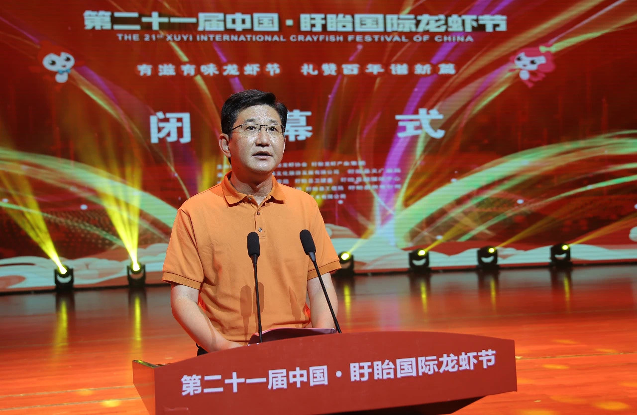 龍蝦節(jié)組委會主任、縣委副書記、縣長孫志標致辭_副本.jpg
